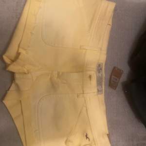 Jättesnygga gula lågmidjade shorts från hollister. Prislappen är kvar, aldrig använda. 