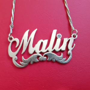 Namnhalsband - Halsband med namnet "Malin" i 14 karats guld. Namnet är 3.6 cm och den totala längden inklusive hänget är 54.2 cm.  Är man enbart ute efter guld att sälja göra man sig icke besvär då jag inte säljer till det priset.