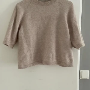 &otherstories - Säljer min &otherstories tröja då den blivit förliten för mig. Jätte fin med trekvarts ärm. Väl använd❤️ 