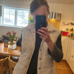 Vit väst - Fin väst nu till sommaren. Vintage och går inte att få tag i någon annan stans. Små fläckar som dock inte syns så tydligt. 