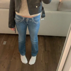 Lågmidajade blåa jeans! - Detta är ett par blåa low waist Pepe jeans, super populära jeans slut i alla storlekar. Nypris 1000 kr då jag säljer för 450 kr! Dom är använda men är i gott skick! Dom passar bra på mig som är 160, skriv för funderingar. Använd köp nu!