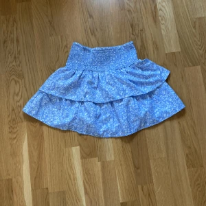 Kjol🩵🤍 -  Stretchig kjol från Gina triciot skön och fin till sommaren🤍🤍