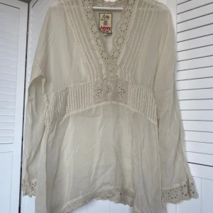 Blus från Johnny Was - Säljer en beige blus från Johnny was i stl L.  Den är i 100% rayon och i ett superfint skick!