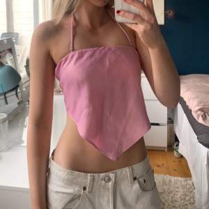 Barbie rosa bandana topp från Zara!  Knyte bak i ryggen, man kan även kroka fast smörerna till halterneck, eller till knytet där bak! Extra tyg runt bysten med resår🩷