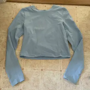 Ljus blå tight tröja från Bikbok i storlek M, passar mig med S, köpt för 229kr💗Endast använd en gång 