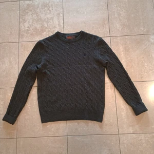 Stickad Morris tröja  - Brun stickad Morris tröja av 100% merinoull. Nypris: 1699 kr Vårat pris: 449 kr Priset går att diskutera. Storlek S men lite krympt så passar nog XS.