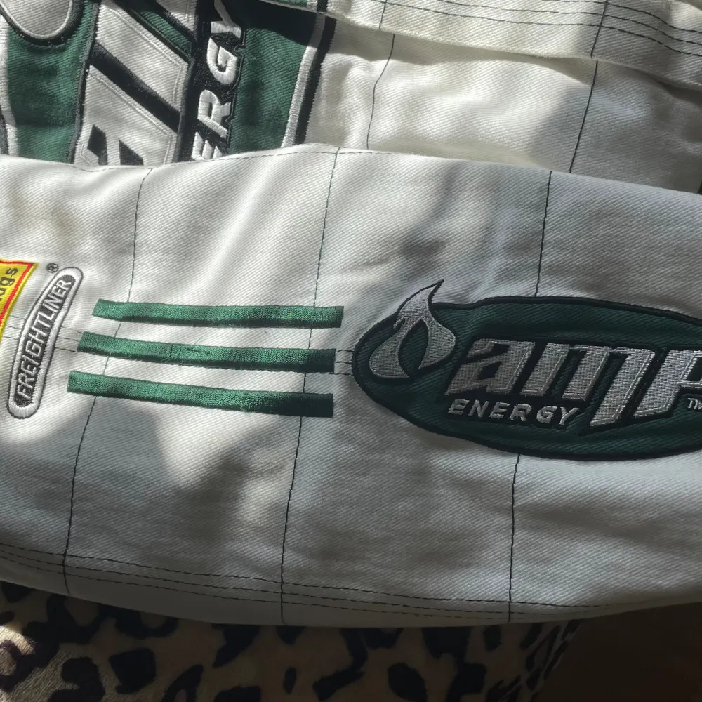 Real Racer Jacket from AMP ENERGY.   Worth - 335 USD  ( Around 3500 kr)   Size - L ( but fits like a medium/Large)   Used around 10 times.  Has a baggy but little cropped fit.   Selling for 1900kr because of the high value of the product. . Jackor.