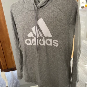 Hoodie - Oanvänt skick. 