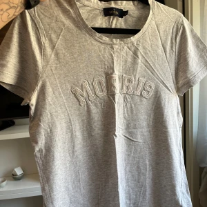 Morris t-shirt - Superfin grå/vit Morris T-shirt i jättefint skick. 