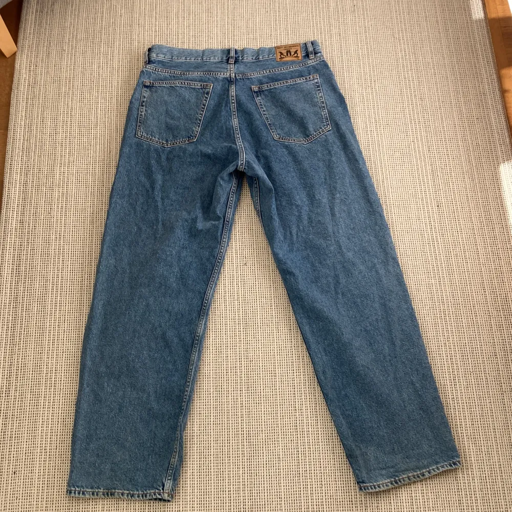 Riktigt snygga jeans från Sweet SKTBS. Väldigt bra skick, praktiskt sätt oanvända. Originalpris 699 kr. Dm för fler frågor 👍. Jeans & Byxor.