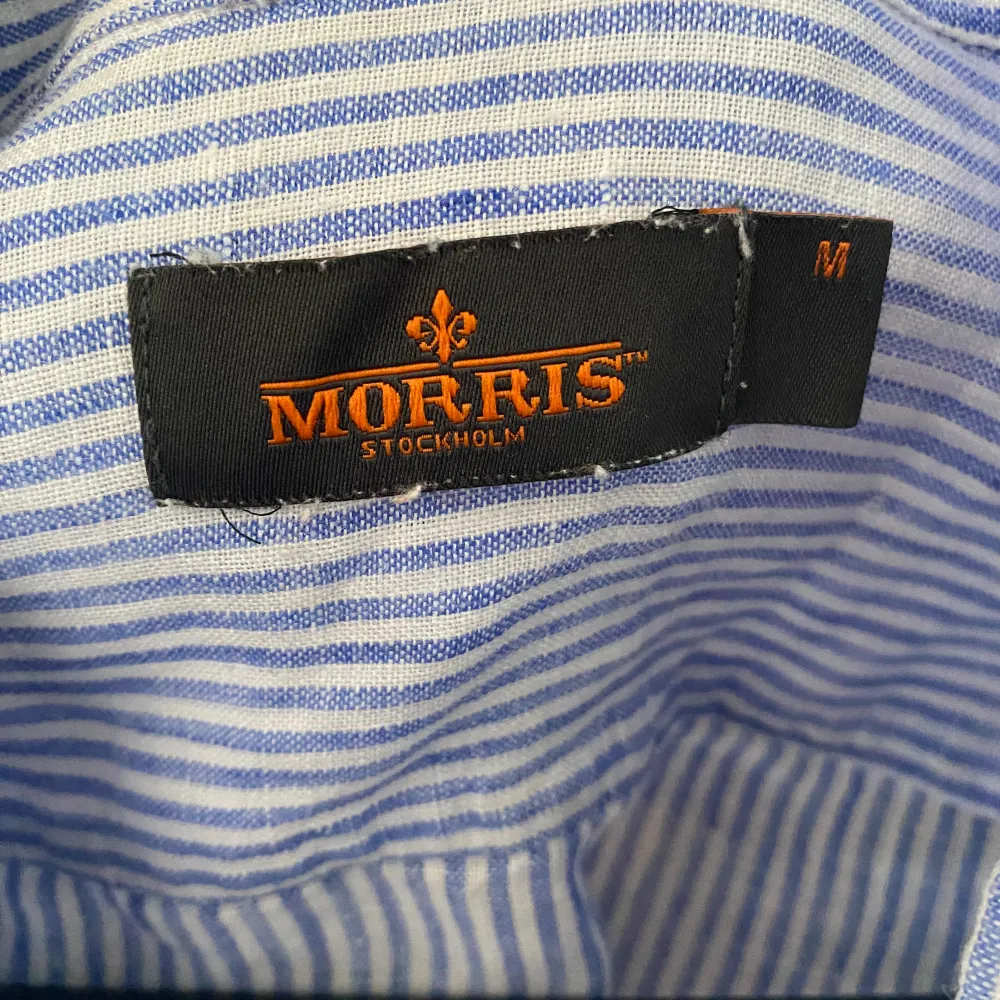 Randig linneskjorta från morris i mycket bra skick, storlek M o han på bilden är 186. Tveka inte att kontakta vid eventuella frågor 😀. Skjortor.