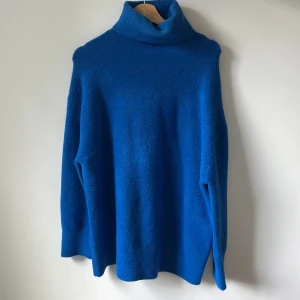 Stickad polo ZARA - Blå stickad polo från Zara. Mysig och skön 💙 Sparsamt använd!