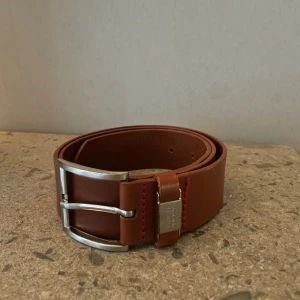 HUGO BOSS SKÄRP  - |Hugo boss skärp i brunt läder| Skick:6/10|Nypris:Ca 750kr| defekter finns (se bild 3 och 4)|Köpt på best of brands| storlek: S(85)| Det är bara att höra av sig vid frågor/mer bilder osv…😃✅ 