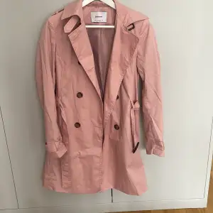 Snygg rosa kappa som aldrig kommer till användning! otroligt fin färg, kappan är tun och perfekt att använda på våren! Köparen står för frakten!