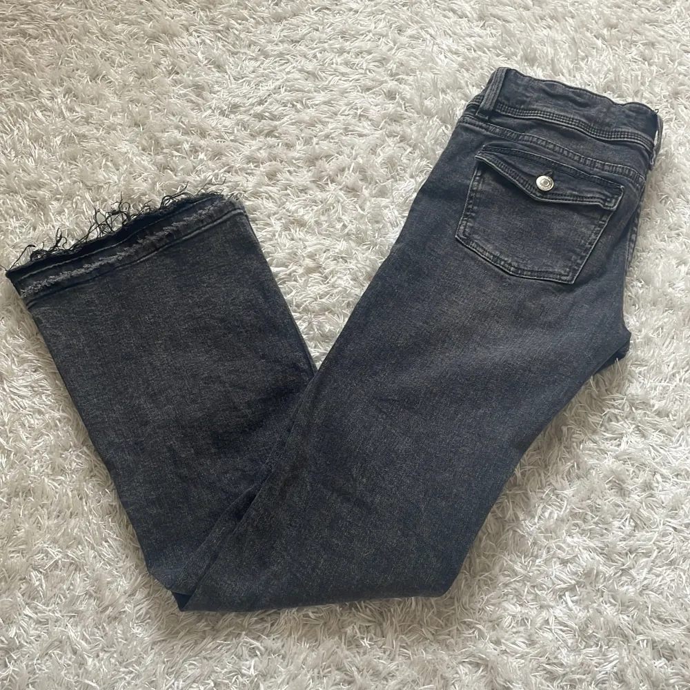 Säljer dess snygga lågmidjade jeansen, knappt använda och i mycket bra skick, har sprättat upp sömmen längst ned så att de skulle bli längre, passar perfekt i längden för mig som är ca 167💕 storlek 158 passar xxs - xs. Jeans & Byxor.