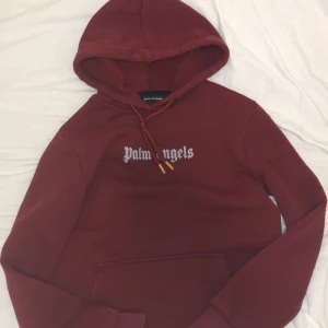 Röd Palm angels hoodie  - Hoodien är i bra skick som 