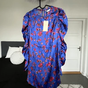 Klänning Only - Jättefin klänning i xs. Långärmad, tunn, ej genomskinlig. Kort. Aldrig använd då den var för liten i storleken för mig. Prislappen är kvar.