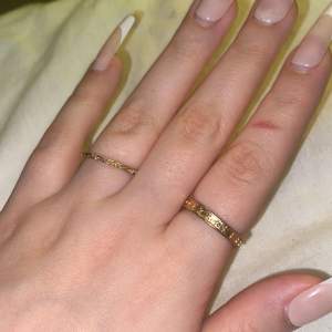 2 guld färgade ringar, storlek 17,5, aldrig använt, säljer bara tillsammans, kan mötas upp i Uppsala eller skicka på post men då står köparen för frakt, kontakta vid frågor 
