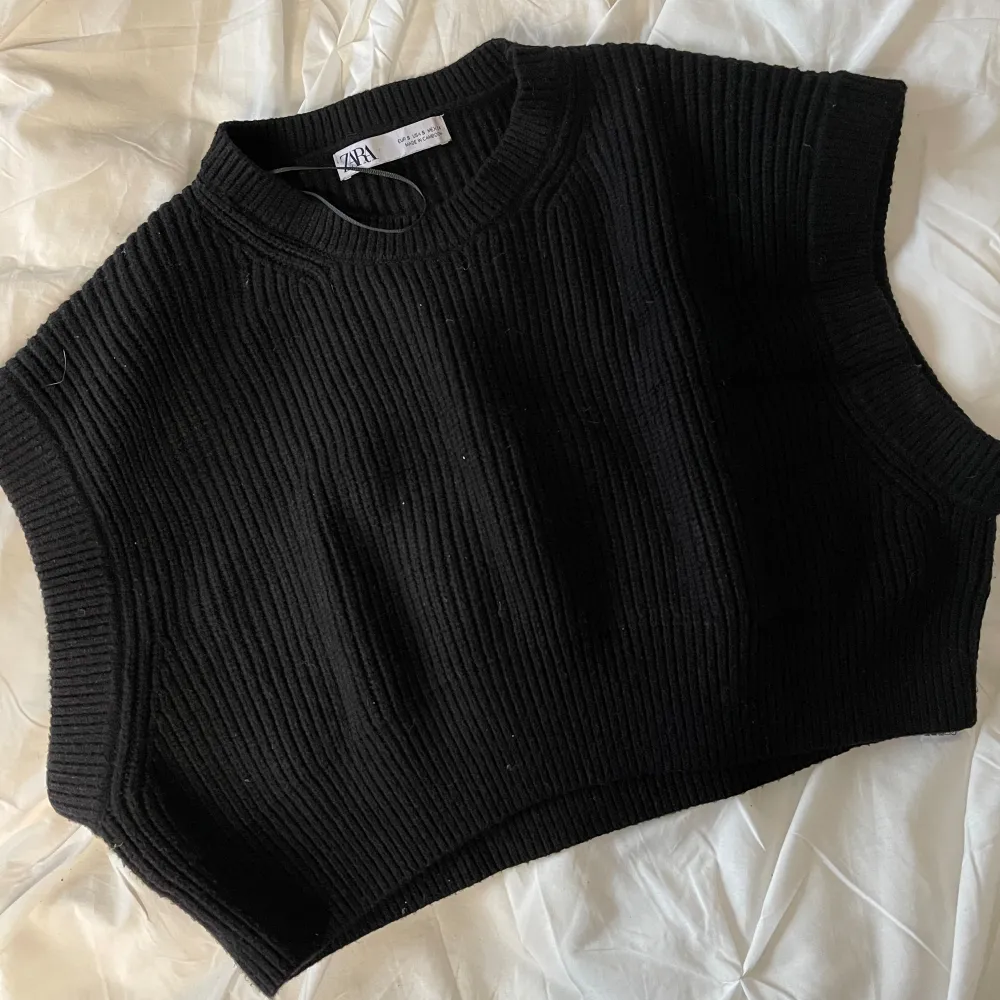 Sweater från Zara med korta/inga ärmar. Snyggt över t.ex skjorta.   Enbart testad. Aldrig använd, bara legat i garderoben. . Stickat.