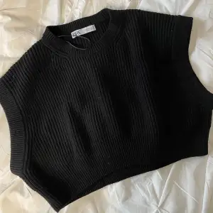 Sweater från Zara med korta/inga ärmar. Snyggt över t.ex skjorta.   Enbart testad. Aldrig använd, bara legat i garderoben. 
