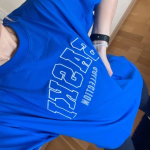 Saski tröja - Tisha från Saski Collection från deras Collegiate Collection som är helt slutsåld💙den är i strl S men är absolut väldigt oversize! Har den även i grönt 💚 