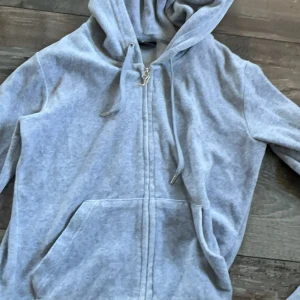 Juicy tröja grå - Säljer en grå juicy tröja i stolek S men skulle säga att den e XS då den sitter väldigt tajt, använd några gånger 600kr 