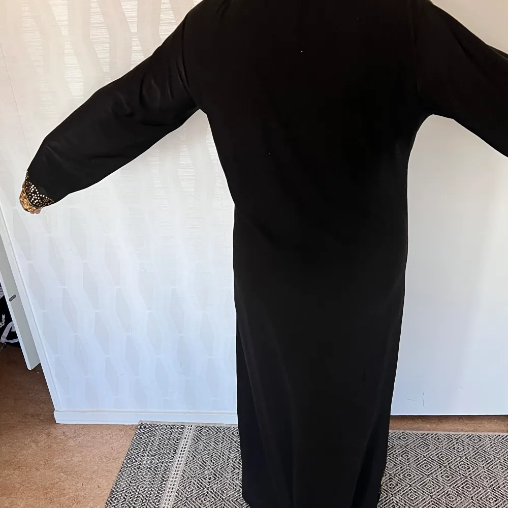Super fin och skön abaya  Köpt på marknad men aldrig använd Perfekt till eid. Klänningar.