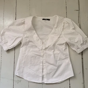 vit blus från bik bok - Supersöt blus från bik bok. Perfekt till sommaren🩷aldrig använd, i storlek S