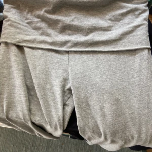 Yoga pants - Yoga pants från Gina tricot  Gråa Hål på framsidan men inget som syns eftersom man viker över💗