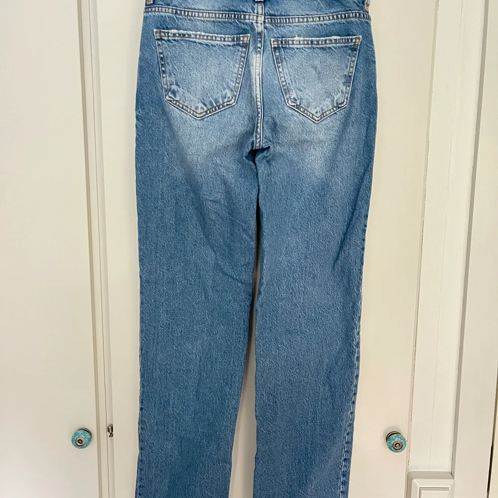 Snygga raka jeans från Gina Tricot i fint skick. Storlek 32. 100% bomull.. Jeans & Byxor.