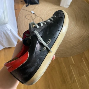 Golden goose  - Tja, säljer mina feta Golden goose superstar, skick 6/10👍 nypris ca 6000 men säljer dem mycket billigare pågrund av skicket. Box samt bekräftelse lapp ingår⭐️Hör av dig vid intresse🤝