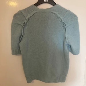 Marc Jacobs Top - Cute Marc Jacobs topp i ljusblå, använd ett fåtal gånger, passar asbra till ett par lowrise