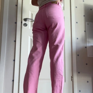 Rosa jeans!!💕💕💕 - Säljer dessa fina rosa jeans från Gina Tricot (Young) då de tyvärr inte kommer till användning! Fint skick och använda endast några få gånger🥰 Storlek 158/ XS (Sista bilden är lånad)
