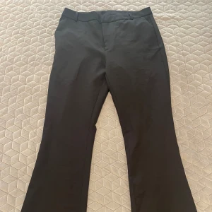 Kostymbyxor från BikBok - Säljer dessa superfina kostymbyxor från BikBok som inte ens är använda. 
