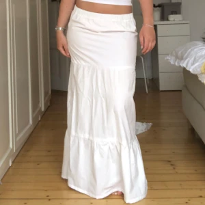 Vit långkjol - Egensydd långkjol! Jag är 163cm och den når ner till marken på mig. Eftersom den är egensydd så är sömmarna inte spikraka men den är enligt mig otroligt fin! Aldrig använd, endast sydd och hängd på galgen. Ca storlek S . Resårband i midjan💗