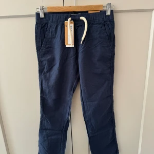 Nya byxor med prislappen kvar - 1. Nya linnebyxor blå stl.140, 200:- 2. Nya Jeans Lindex strl 140,150:- 3. Jack & Jones Jeans Regular Clark mörkblå  i fint skick strl. 140 