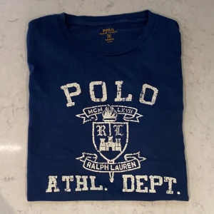 Ralph Lauren T-shirt  - Säljer nu denna asfeta Ralph Lauren T-shirt i ett ganska bra skick! Storleken är S men kan passa M med! Nypris ligger på ca 799kr❌ mitt pris endast 189kr✅ hör av dig vid minsta lilla fundering!! 😊🙂