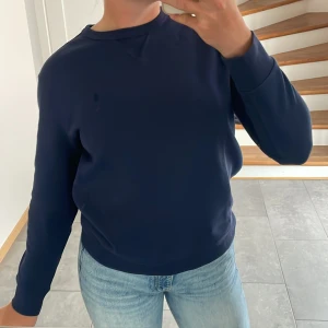 Blå sweatshirt - Okej skick, lite svagt nopprig Storlek: köpt på barnavdelning, men skulle säga att den är sorlek xs/s.
