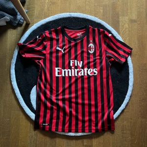 AC Milan fotbollströja - Säljer den här feta ac milan fotbollströja än för den inte kommit till så mycket användning, använd ett par gånger men är nästan i nyskick