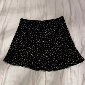 Blommig kjol - Blommig söt kjol. Dragkedja. Sitter kort. Skriv om ni har någon fråga, svarar så snabbt jag ser de! ❤️