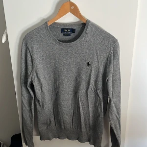 Ralph Lauren sweatshirt - Snygg grå sweatshirt från Ralph Lauren. Storlek S och är i bra skick. Kan gå ner i pris vid en snabb affär.