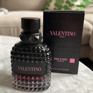 Valentino  - Valentino Uomo Born in Roma Intense, Eau de parfum intense, 50 ml. Knappt använd. Minst 45 ml kvar. Passade inte min son. Inköpt på Kicks för 1050 sek. 