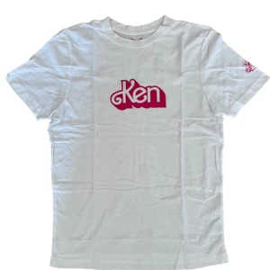 Ken Barbie T-Shirt - Ken t-shirt inspirerad av barbie filmen. 