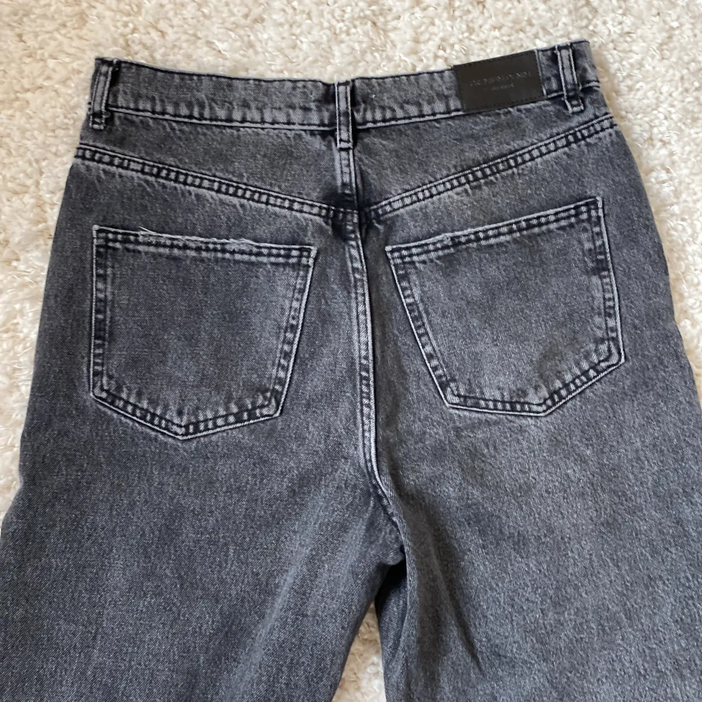Väldigt fina baggy jeans! Väldigt fint skick, inga defekter. Jag är 176 och de är perfekt längd på mig. Jättebekväma och sköna att gå i.. Jeans & Byxor.