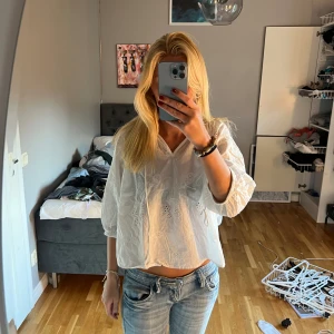 Blus - Säljer denna söta blus med broderier❣️
