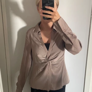 Blus/skjorta - Använd en gång pga lite för stor för mig! Finns knapp i u-ringningen som man kan öppna, även dragkedja under armhålan och neråt!! Köpt på zalando. Nypris 460kr. 