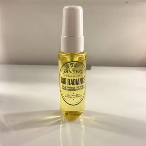 Sol de Janeiro parfym  - Hej! Säljer denna parfymen ifrån sol de Janeiro i lukten ”RIO RADIANCE”. 30 ml..  luktar jätte gott. Säljer för 99 kr 🥰