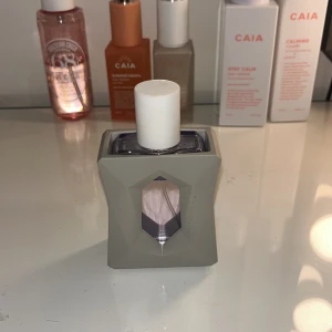 Ariana görande parfym  - Hej! Säljer denna parfymen ifrån ariana görande som är köpt på kicks för 525 kr. Lukten ”god is a women”. I 30ml. Mitt pris: 199 kr 