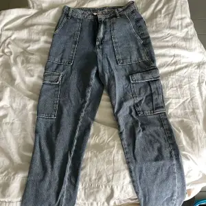 Säljer dessa coola cargo liknande jeans från Bikbok. Enbart använda ett fåtal gånger och då i gott skick! 💙