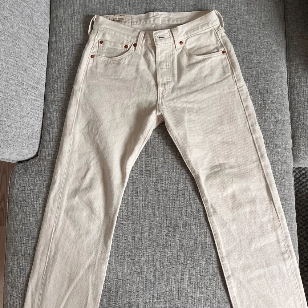 Ett par lite beigare Levis jeans i modellen 501 storlek 28/28, använda 1 gång och i nyskick. Jeans & Byxor.